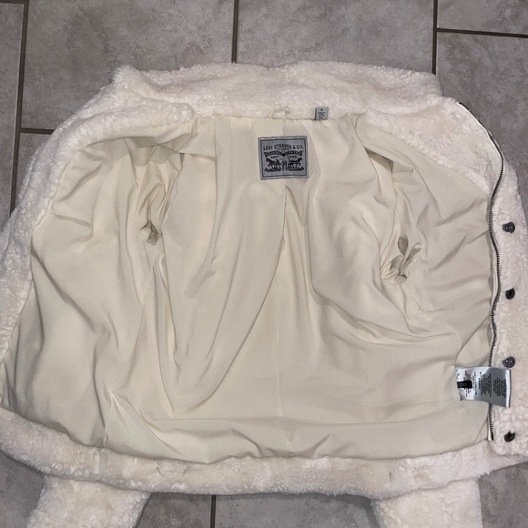 LEVI’S Women’s Faux Fur Cream Trucker Jacket - Picture 16 of 16